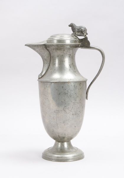 Großer Deckel-/Schnabelkrug, Zinn, mit seitlichem Henkel und figürlichem Drücker; Höhe 39 cm