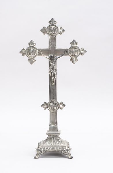 Tisch-Kruzifix, Weißmetall, Kreuz mit 3-passigemn Enden, darauf Corpus Christi im Vier-Nagel-Typus;