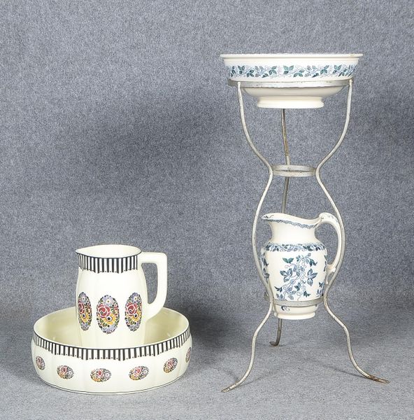 Villeroy & Boch, Augsburg, 2 Wasch-Sets, davon 1x in Ständer; Höhe Ständer 83 cm, Durchmesser Ø 35