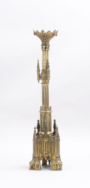 Altar-Kerzenständer, Messing/berieben, schief geschraubte architektonische Gestaltung in Kirchenform