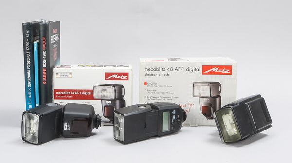 Fotozubehör: 3 Metz-Aufsatz Digitalblitz und Fotoliteratur
