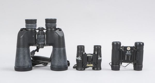 3 Ferngläser: Minolta Activa, 10 x 50, 6,5", Full coated; Taschenfernglas CE 1128, 8 x 21, 122/1000