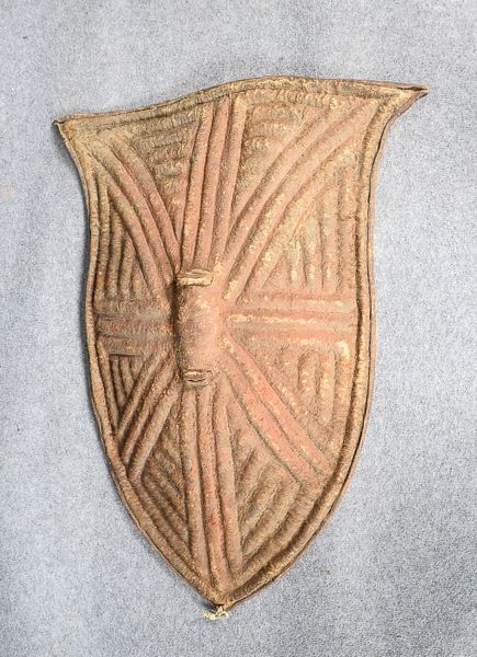Kirdi-Lederschild, Kamerun, Tierfell und Rohhaut, rautenförmiges Schutzschild geometrisch strukturie