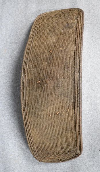 Ngombe-Kriegsschild, Kongo, Rattangeflecht, rückseitig mit Holzgriff; Länge 118 cm