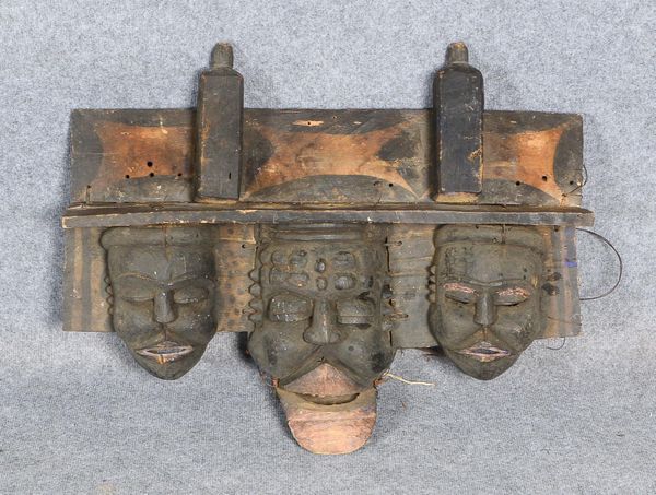 Ritualmaske, wohl Elfenbeinküste, bestehend aus drei Masken an Holzbrett montiert, mittlere Maske rü