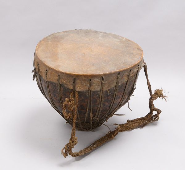 Zeremonielle Kesseltrommel, Afrika, vermutlich Sierra Leone, mit Schulterriemen; Durchmesser Ø 38 cm