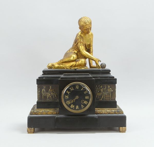 Figuren-Pendule (Frankreich), Metall bronziert, Gehäuse mit 3-seitigem Zierfries und Bilderfries ('A