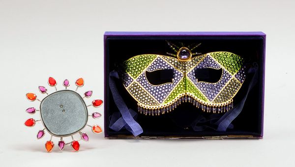 2 Swarovski-Objekte: 'Fotoalbum', Box-Entw. Yasmine Hurel; und 'Kristallmaske'