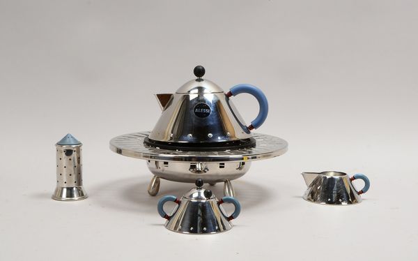 Alessi, Designer-Teeset, Edelstahl poliert: Kanne, Zucker/Sahne, Rechaud, 2x Streuer