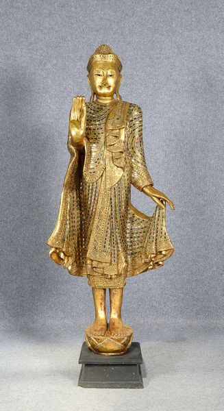 Große Holzstatue (im Mandalay-Stil), 'Stehender Buddha' - rechte Hand in Abhaya Mudra-Geste erhoben,
