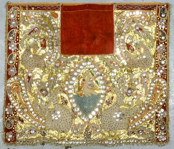 Wandbehang (Indien, 20. Jhdt.), aufwendige erhabene Perlenstickerei mit goldfarbenen Pailletten und