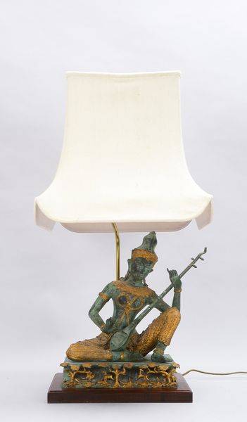 Tischlampe (Indonesien), figürlicher Bronzeschaft ('Lautenspielerin'), partiell vergoldet, Lampe mit