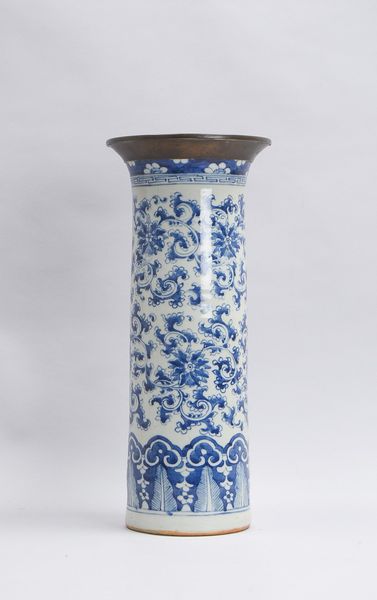 Großer Pinselbecher (China - wohl Qing-Dynastie/Kangxi-Periode), Korpus umlaufend mit floralem Unter