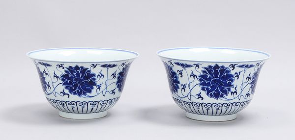 Paar Porzellanschalen (China - mit Sechs-Zeichen-Marke/wohl Republikzeit), jeweils mit Blaumalerei;