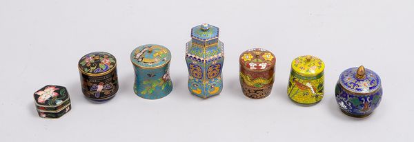 Kleines Deckeldosen-Sammlerkonvolut, Cloisonné, verschiedene Ausführungen - jeweils mit feinem chine