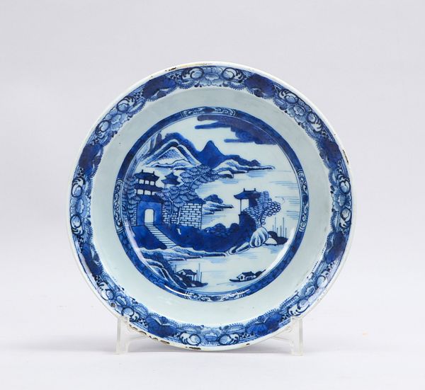 Porzellanschale (China), Spiegel und Wandung mit Unterglasurdekor (Landschaftsmotiv) in Blau, im Bod
