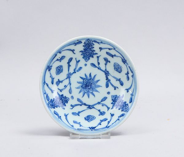 Kleiner Porzellanteller (China), mit floralem Dekor in Blau, im Boden mit blauer Unterglasurmarke; D