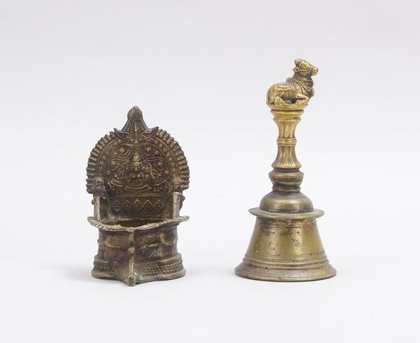 2 Sammler-Ritualgegenstände (Indien), Bronze, verschiedene Ausführungen und Funktionen: 1 Tempelgloc