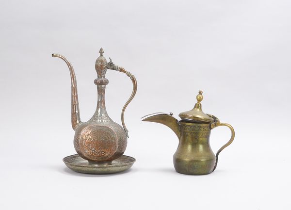 2 Schenkkannen (Persien/osmanisch), Kupfer/Messing, verschiedene Ausführungen/1x Kanne mit Untertell