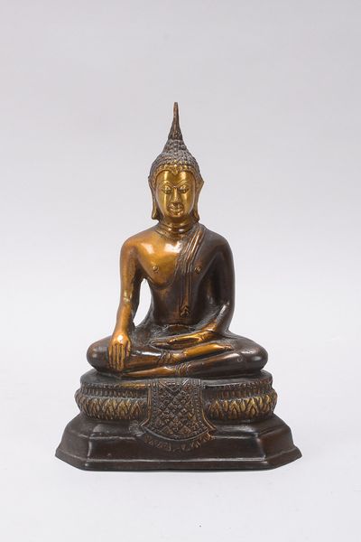 Metallskulptur (Thailand - Sukhothai-Stil), Metall bronzefarben und braun patiniert, in sitzender Ha